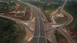 Autoroute Yaoundé - Nsimalen : Le désordre urbain quitte les marchés, les gares routières pour s’installer sur l’autoroute